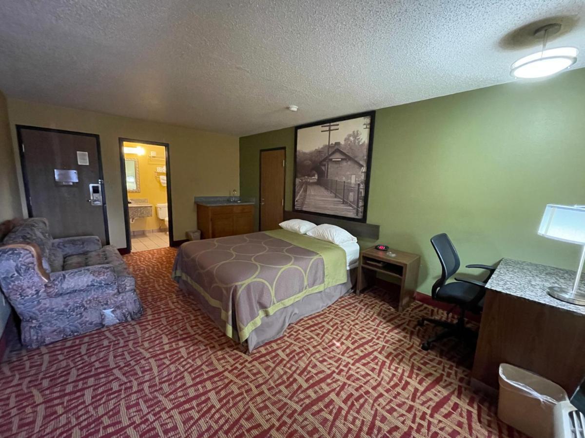 Super 8 by Wyndham Van Buren/Ft. Smith Area Exterior foto