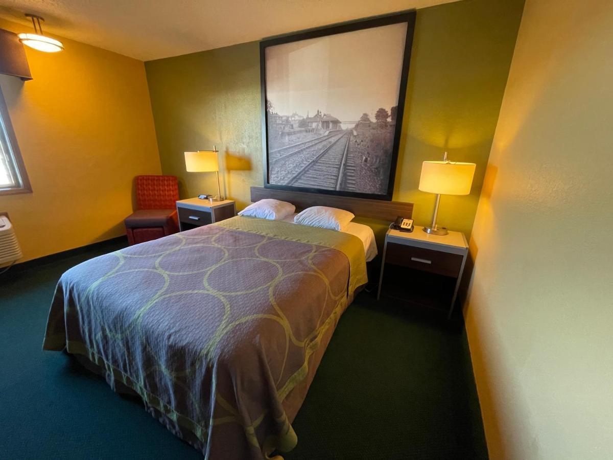 Super 8 by Wyndham Van Buren/Ft. Smith Area Exterior foto