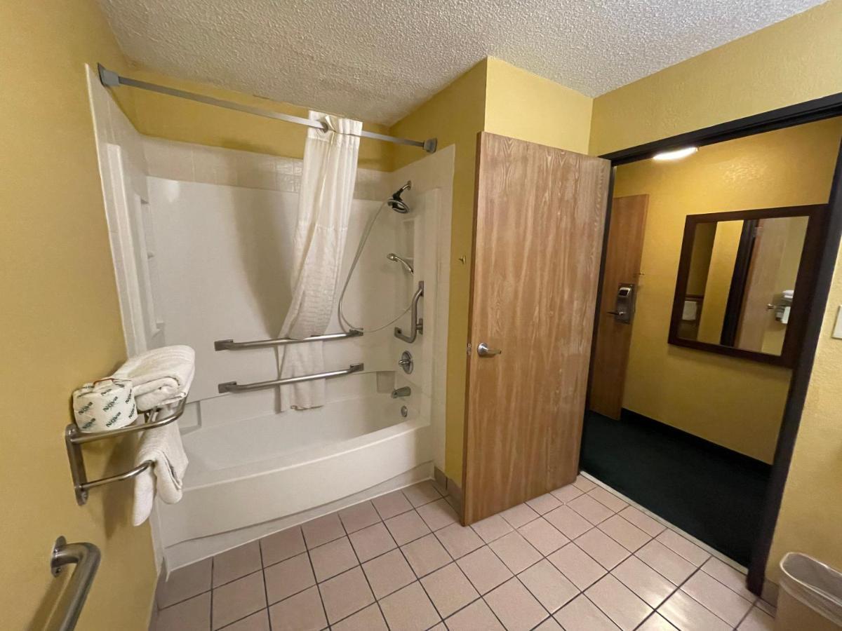Super 8 by Wyndham Van Buren/Ft. Smith Area Exterior foto
