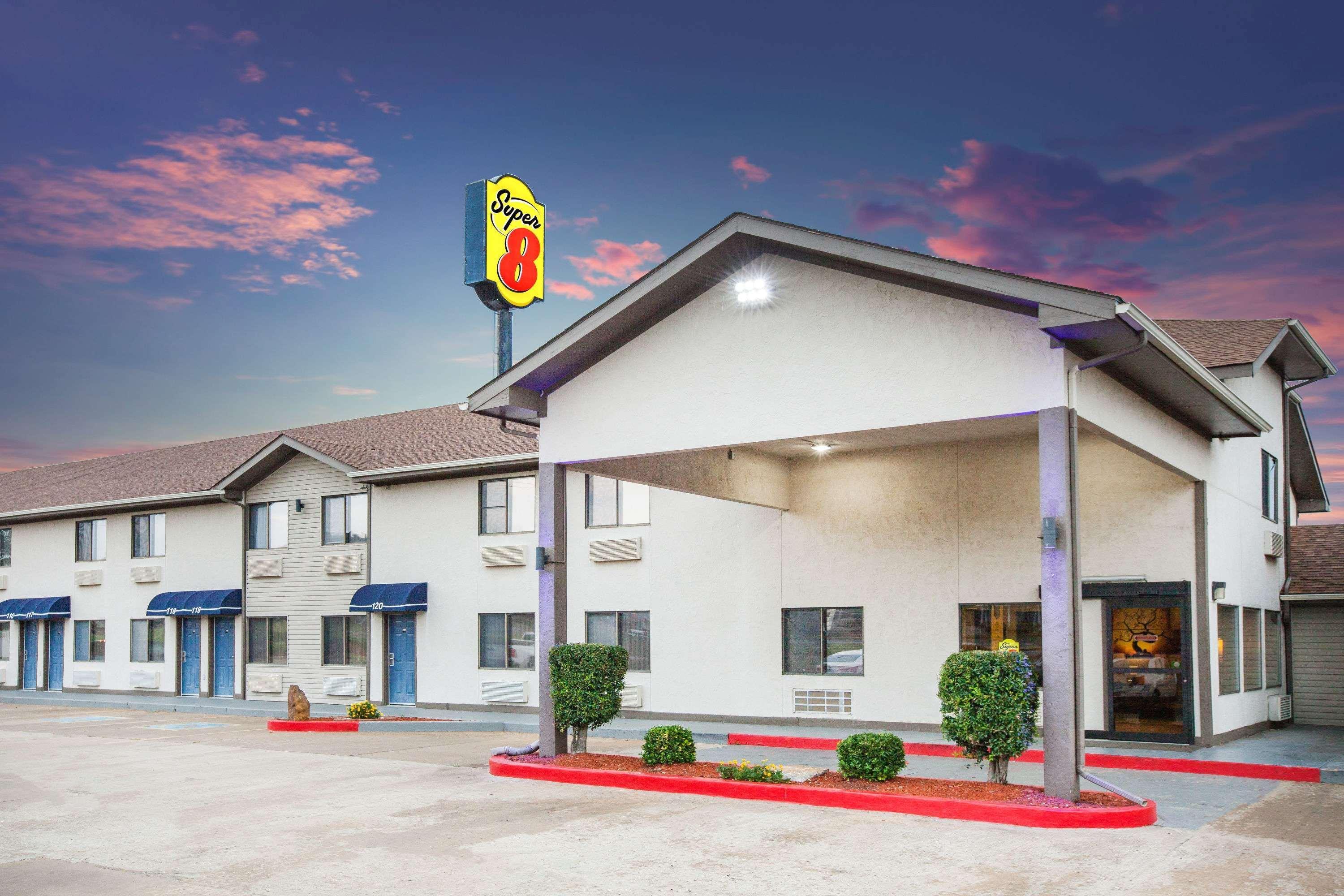 Super 8 by Wyndham Van Buren/Ft. Smith Area Exterior foto